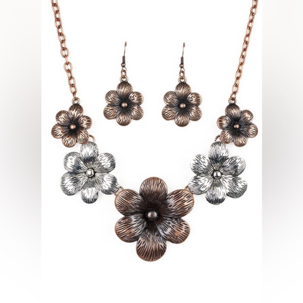 *Short copper and silver flower necklace.